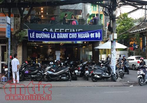 Băng rôn tuyên truyền, biển báo cấm 'thất thủ' với buôn bán, hàng rong ảnh 8